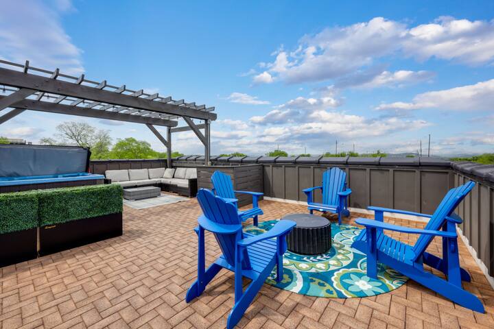 Blue Horizon | Skyline Views & Rooftop Hot Tub! gallery image 4