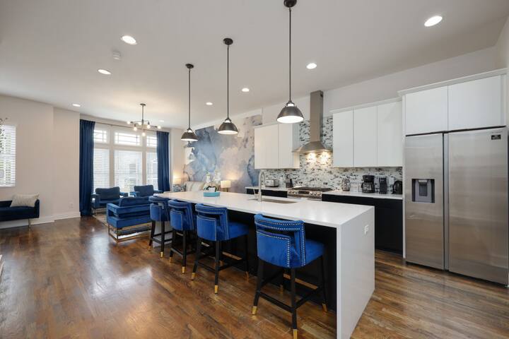 Blue Horizon | Skyline Views & Rooftop Hot Tub! gallery image 5