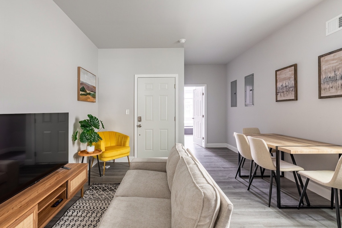 City Center | 2 Queens 1 Twin Bed