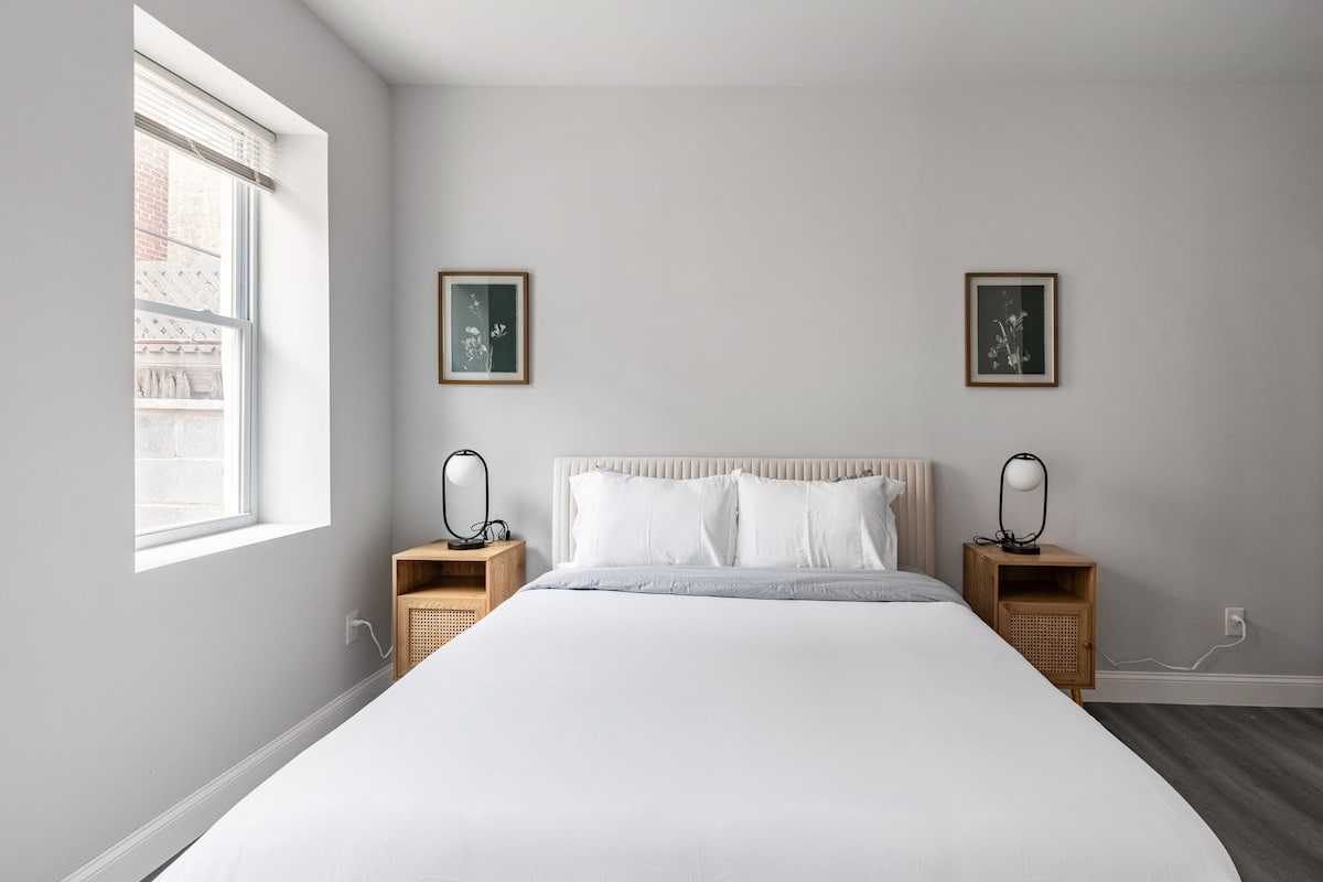 City Center | 2 Queens 1 Twin Bed