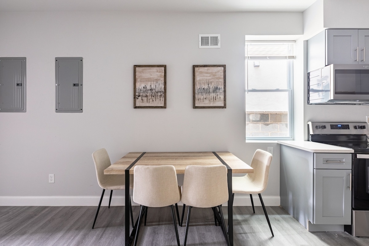City Center | 2 Queens 1 Twin Bed