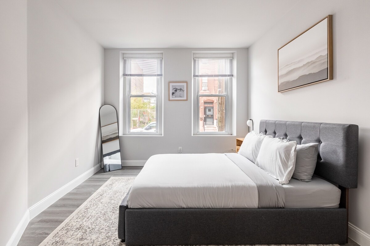 City Center | 2 Queens 1 Twin Bed