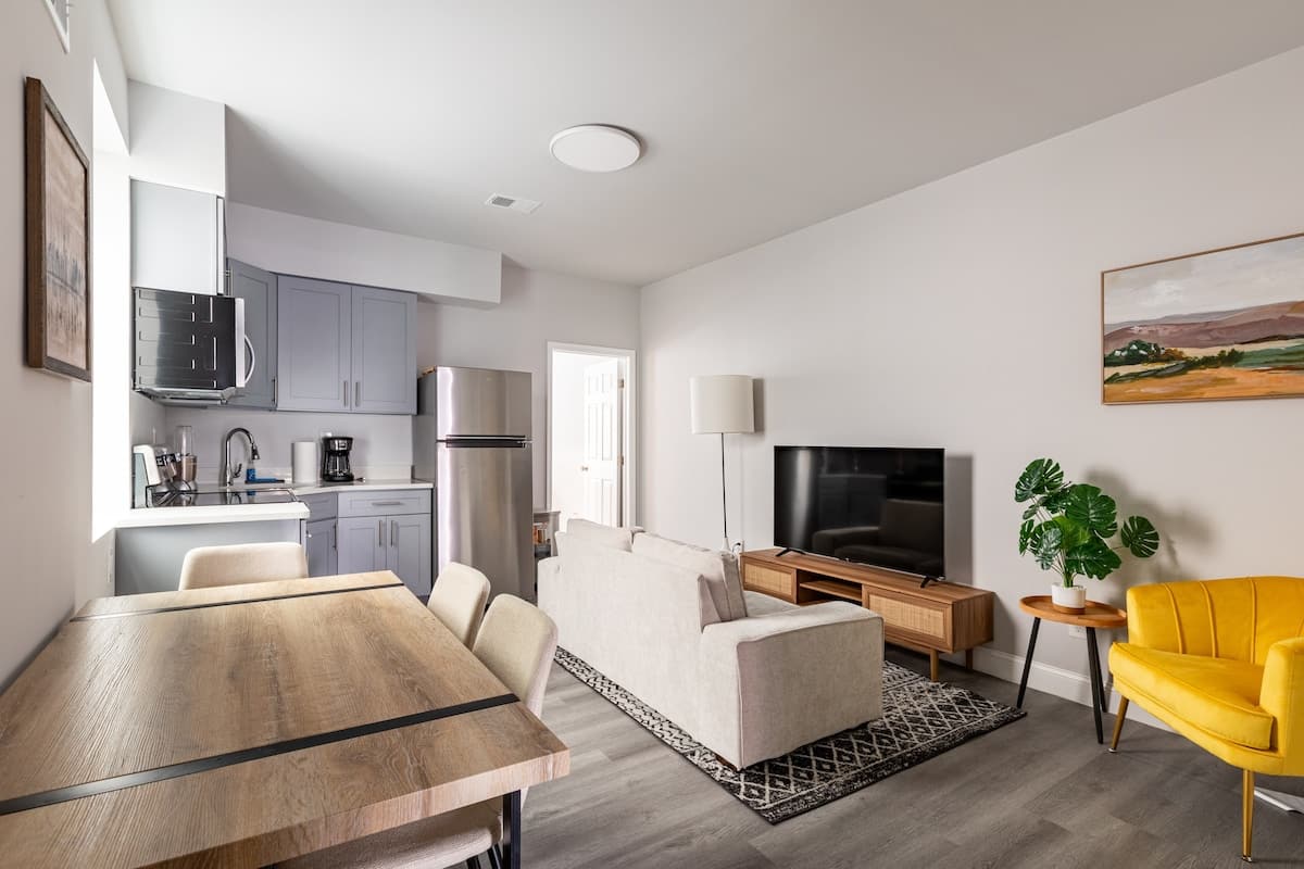 City Center | 2 Queens 1 Twin Bed