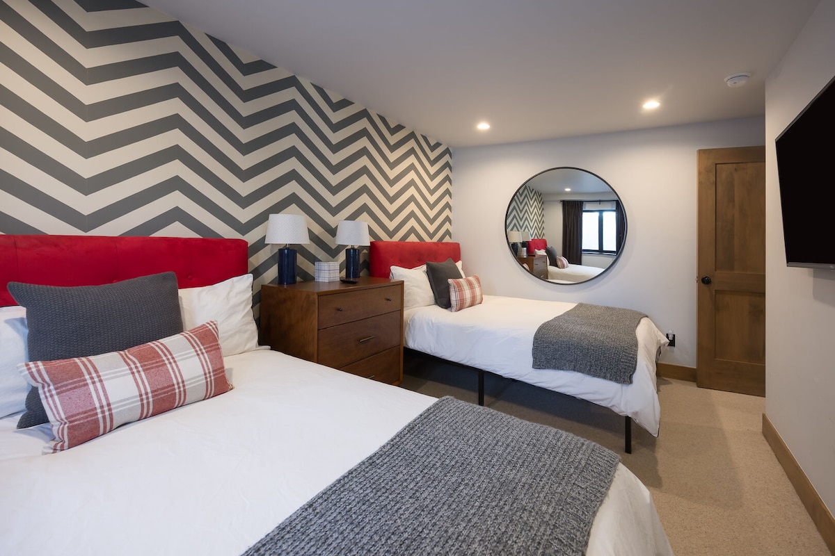 vitanda viwili kamili, SmartTV, kabati.