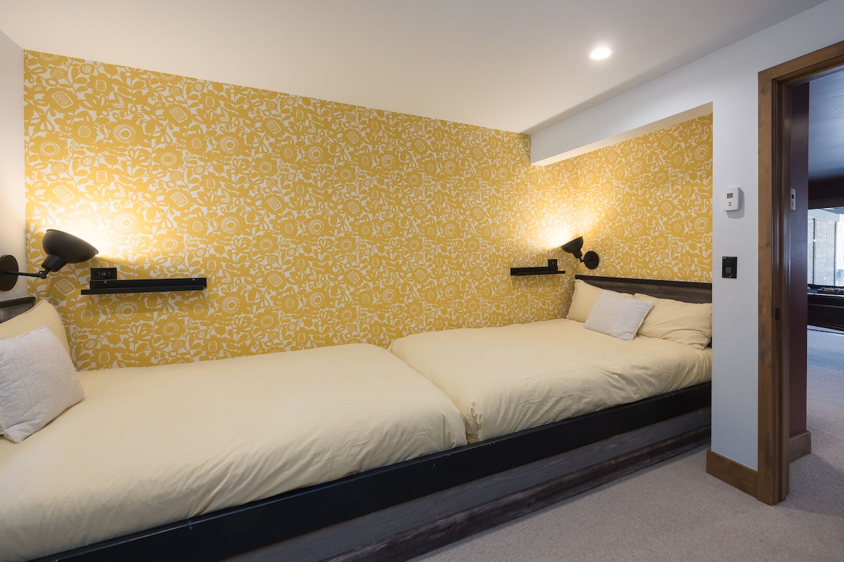 vitanda viwili vilivyojengwa ndani vyenye taa za kusoma na kabati.