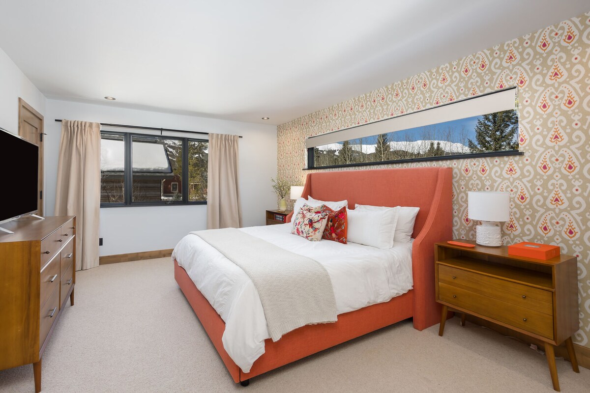 Kitanda aina ya King, SmartTV na bafu la chumbani lenye bafu la kuingia,  vitu viwili vilivyojengwa ndani ya taulo