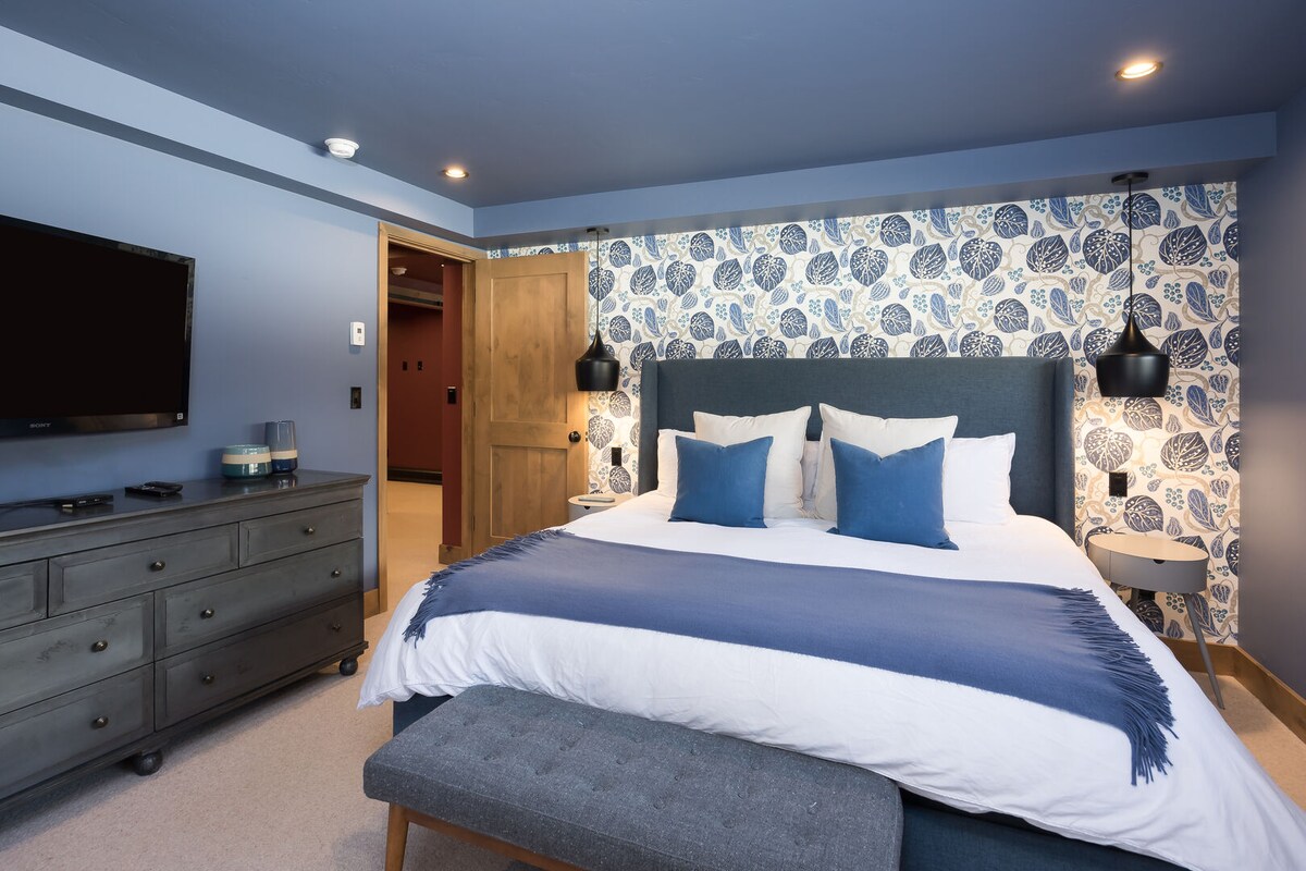 Kitanda aina ya King, kabati la kujipambia, kabati, SmartTV, kiti cha kupumzikia na bafu la pamoja lenye Chumba cha 4 cha kulala