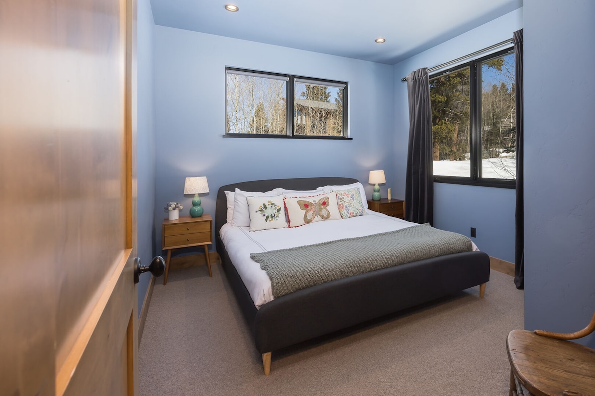 Kiwango cha kuingia kwenye nyumba ya shambani – Kitanda aina ya King, kabati na kiti.