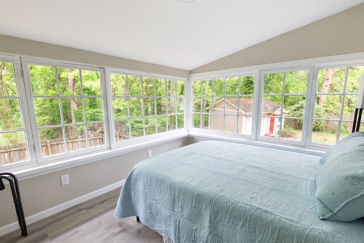 Nyumba ya Mabehewa: Queen Bedroom (Mapazia yameongezwa kwa ajili ya faragha)