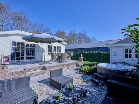 Fine bungalow with garden and wellness