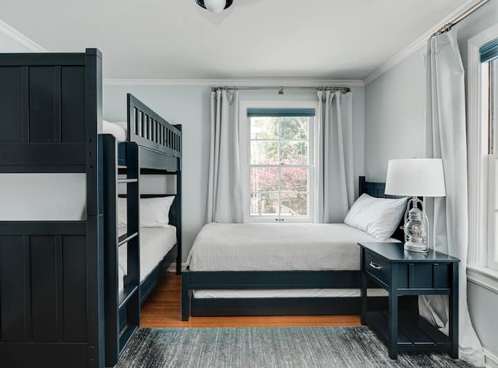 BUNK ROOM - 4 TWIN BEDS (TRUNDLE UNDER SINGLE TWIN)