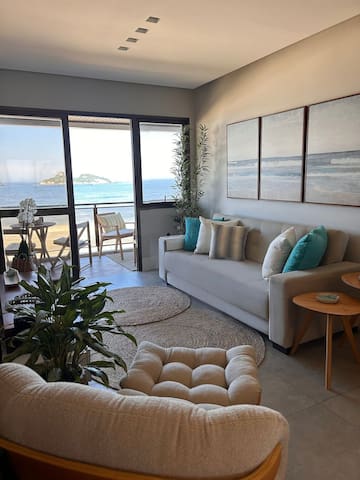 Beachfront: Renovated Luxury in Barra da Tijuca
