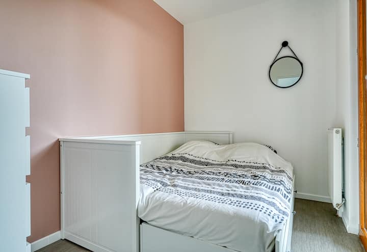 Chambre avec lit gigogne 2 personnes et armoire