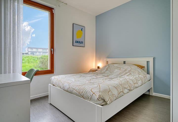 Chambre avec lit double, dressing et bureau