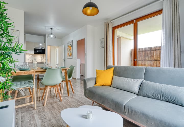 Coin salon / salle à manger avec canapé