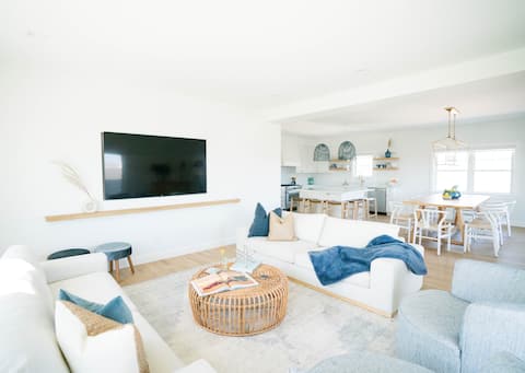 Oversized + Airy | walk to beach~ocean views~yard