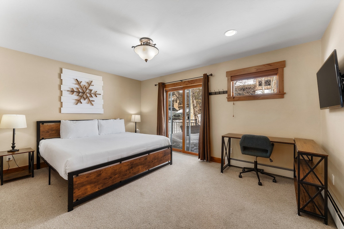 ห้องสวีทชั้นล่างพร้อมเตียงขนาดคิงไซส์ทีวีจอแบนติดตั้งพื้นที่โต๊ะทำงานห้องน้ำในตัวและทางเข้าเฉพาะพร้อมลานระเบียงของตัวเอง 