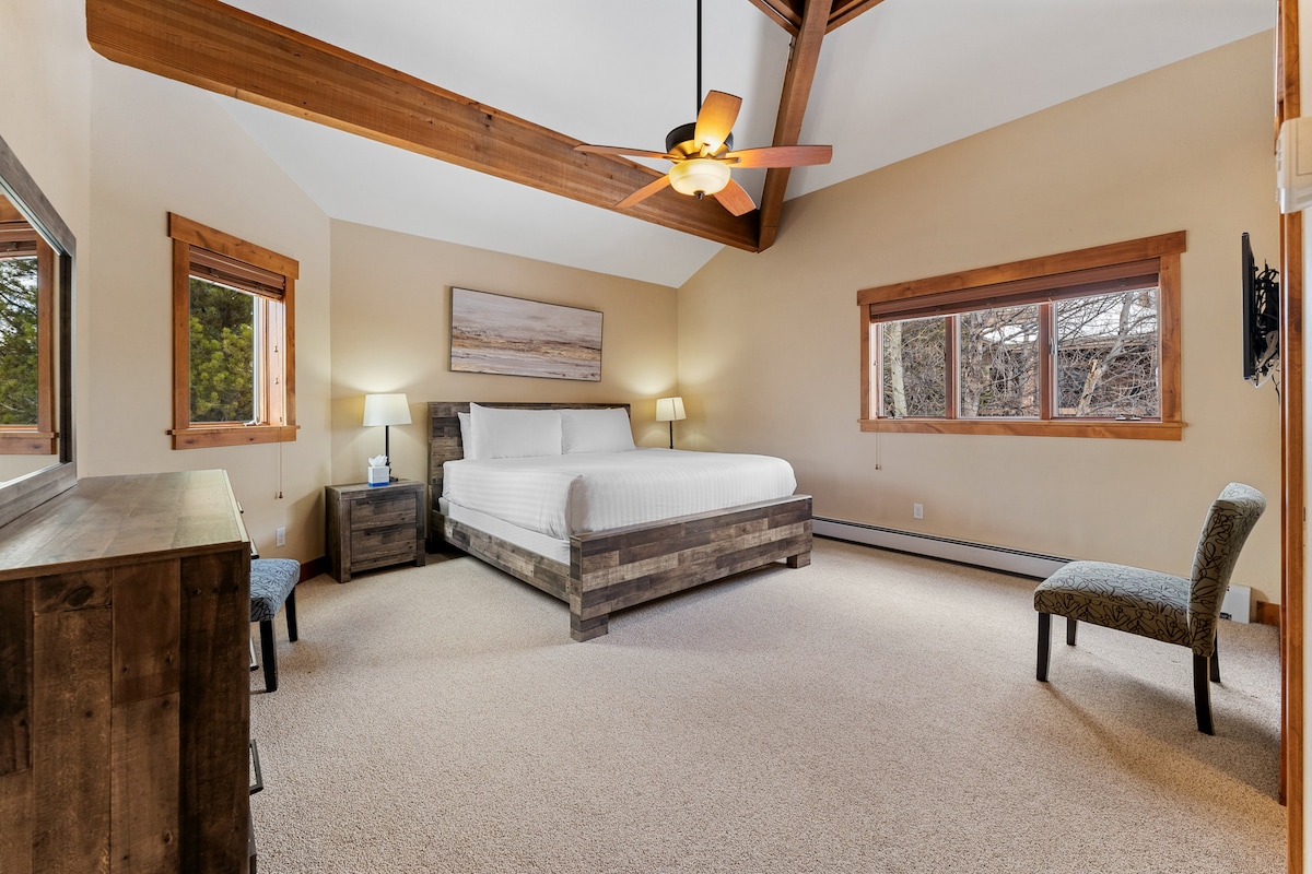 ห้องสวีทหลักมีเตียงขนาดคิงไซส์เพดานโค้งทีวีจอแบนติดตั้งพื้นที่นั่งเล่นห้องน้ำในตัวและตู้เสื้อผ้าแบบวอล์คอิน