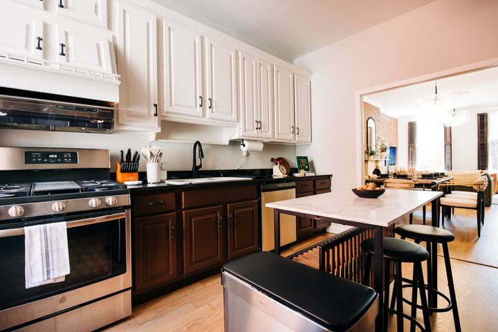 True 3-bed – 15 mins to NYC! Luxury Brownstone gallery image 5