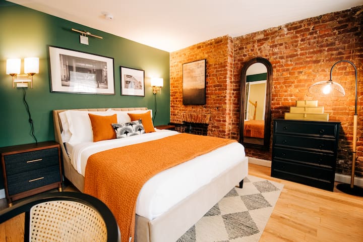 True 3-bed – 15 mins to NYC! Luxury Brownstone gallery image 3