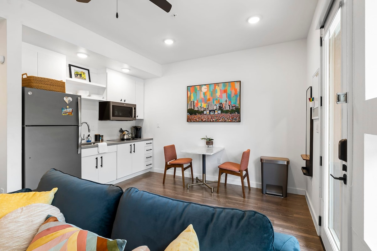 Charming DT ATX Studio | Mins to Rainey St | Patio