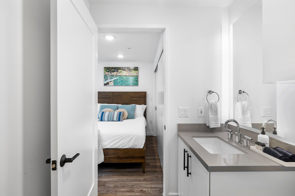 Charming DT ATX Studio | Mins to Rainey St | Patio