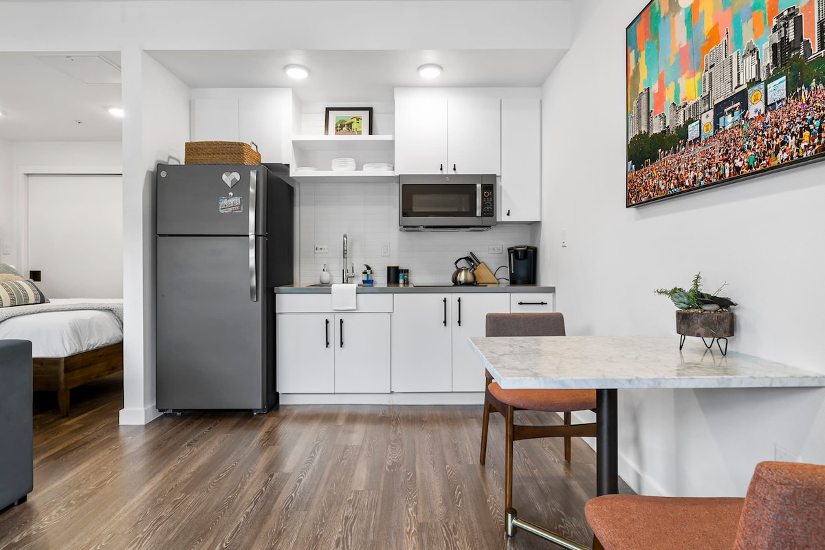 Charming DT ATX Studio | Mins to Rainey St | Patio
