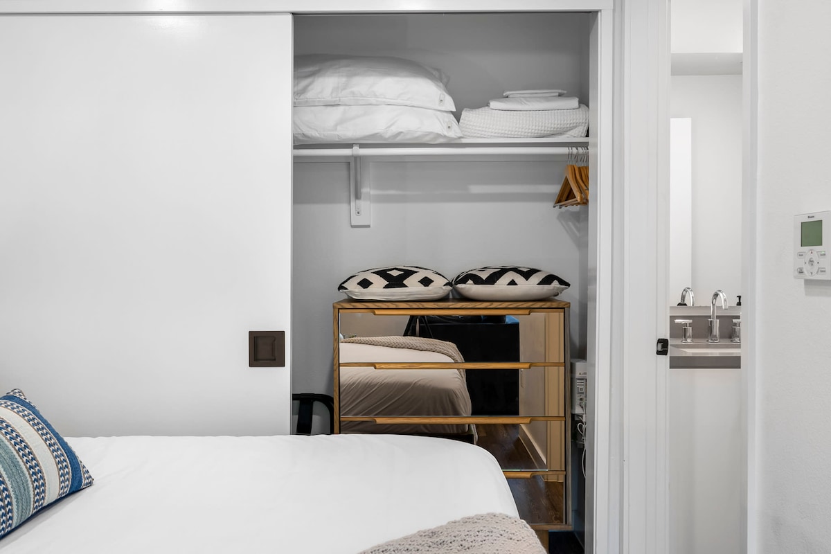 Charming DT ATX Studio | Mins to Rainey St | Patio