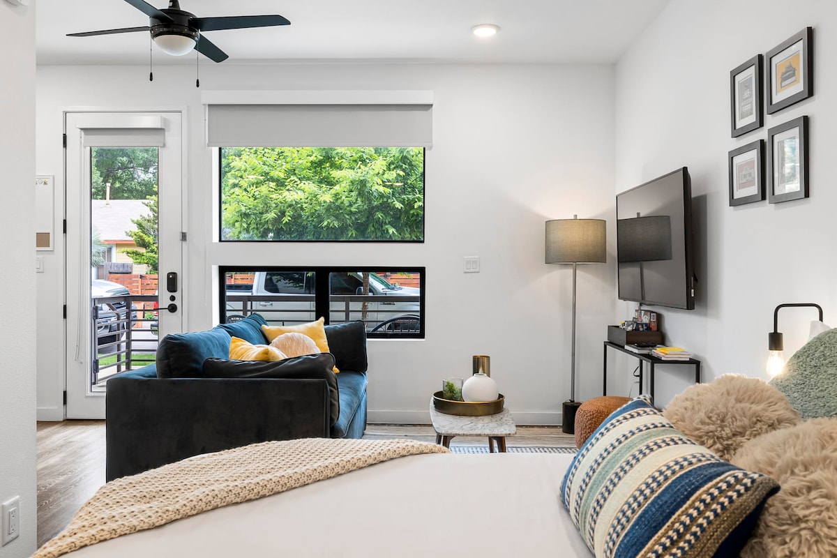 Charming DT ATX Studio | Mins to Rainey St | Patio