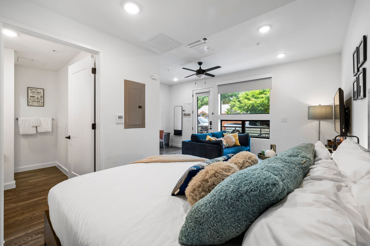Charming DT ATX Studio | Mins to Rainey St | Patio