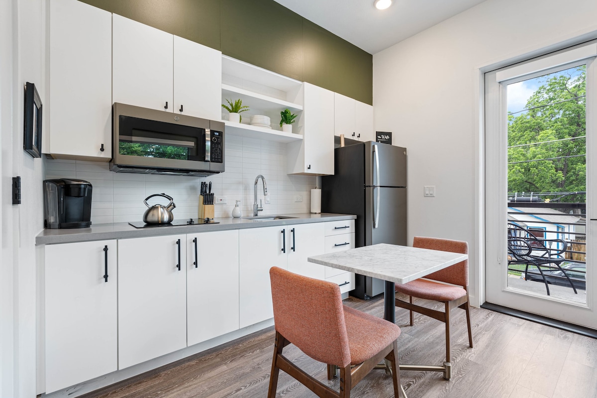 Charming Studio Near Rainey St | Parking | DT ATX