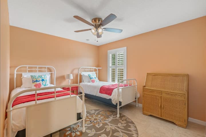 Spálňa pre hostí 2 - 2 samostatné postele, písací stôl.