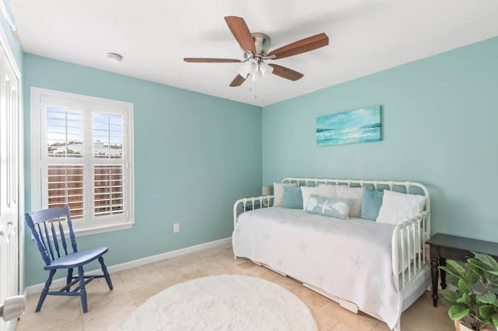 Spálňa pre hostí 1 - dve samostatné postele. Jedným z lôžok je trundle, ktorý zdvihne a vytvorí manželskú posteľ.