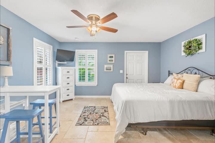 Televízor s Amazon Firestick, malý pracovný stôl alebo čítanie a prístup na plne oplotený súkromný dvor.