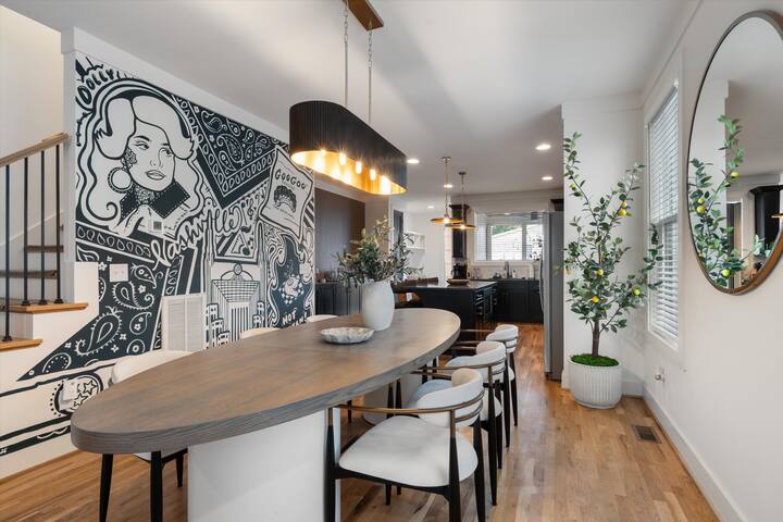 Luxury 4BR | Hot Tub • Mural • Rooftop Lounge gallery image 2