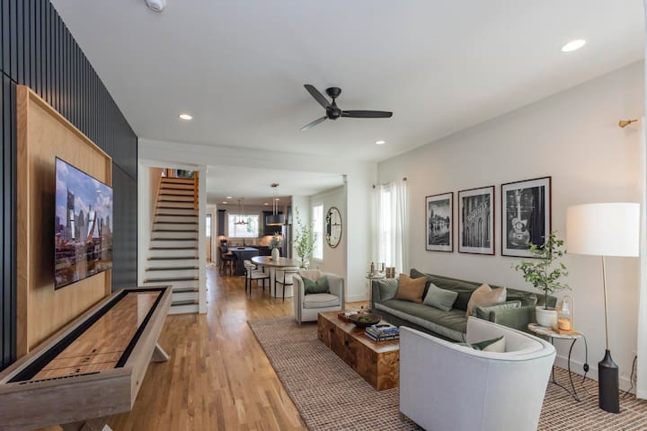 Luxury 4BR | Hot Tub • Mural • Rooftop Lounge