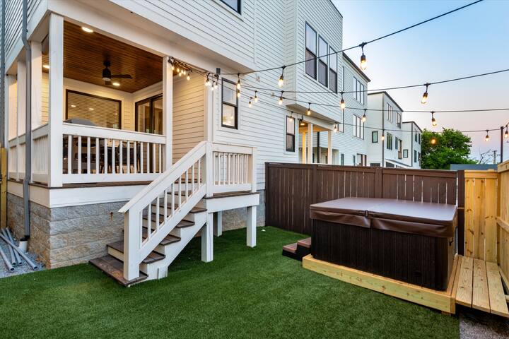 Luxury 4BR | Hot Tub • Mural • Rooftop Lounge gallery image 4