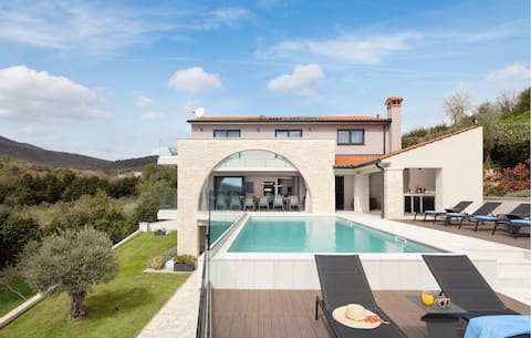 5 bedroom lovely home in Sveta Marina