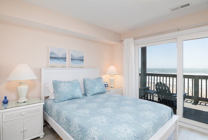 Lit queen size avec balcon privé en bord de mer