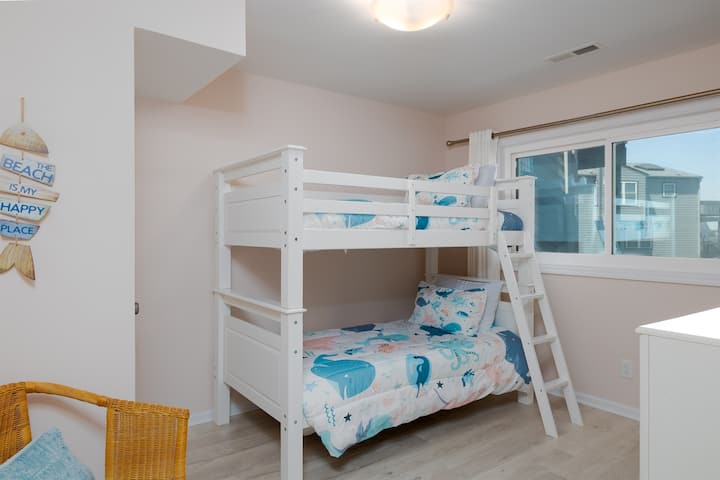 Des lits superposés sont parfaitement aménagés pour la chambre des enfants !