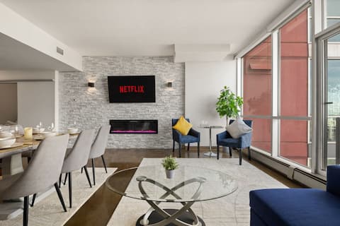 Successful Airbnb property: Spacious Condo w/views, AC + BBQ and Free Parking in Beltline
