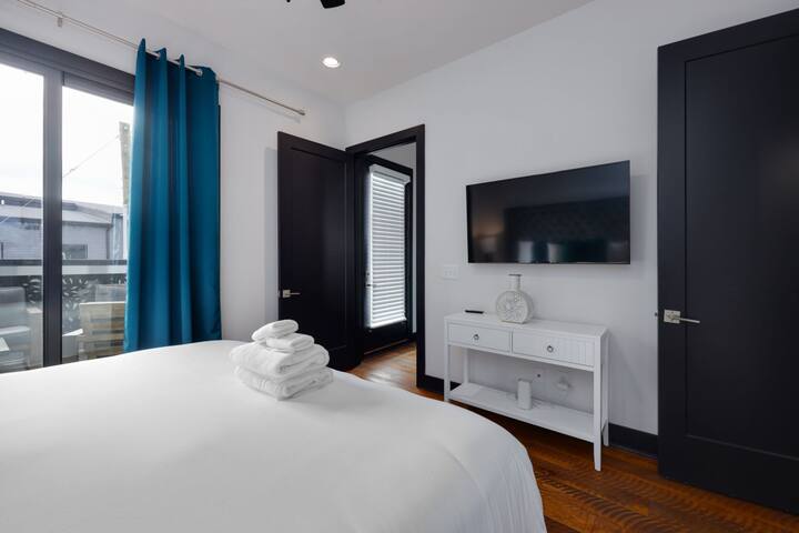 Modern Home | Walk To Broadway + Sky Deck gallery image 5