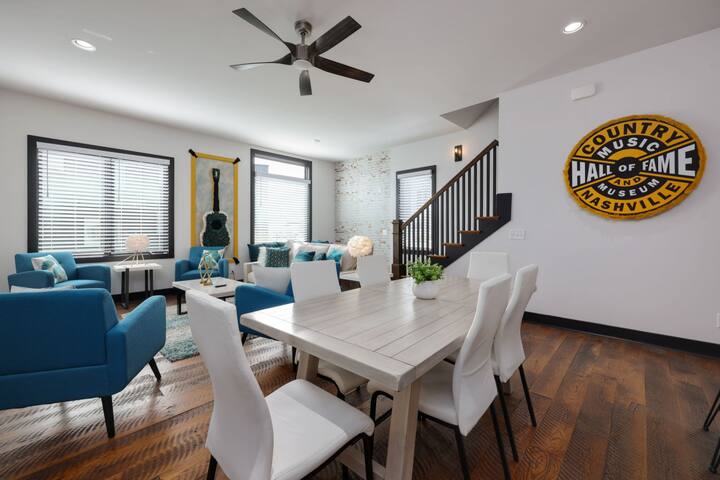 Modern Home | Walk To Broadway + Sky Deck gallery image 4