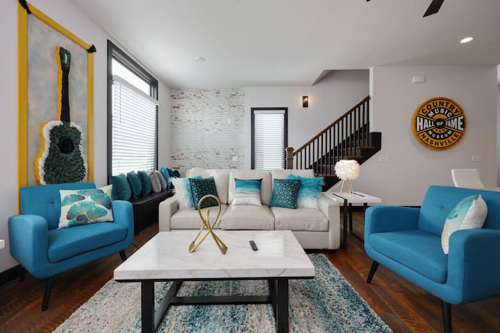 Modern Home | Walk To Broadway + Sky Deck