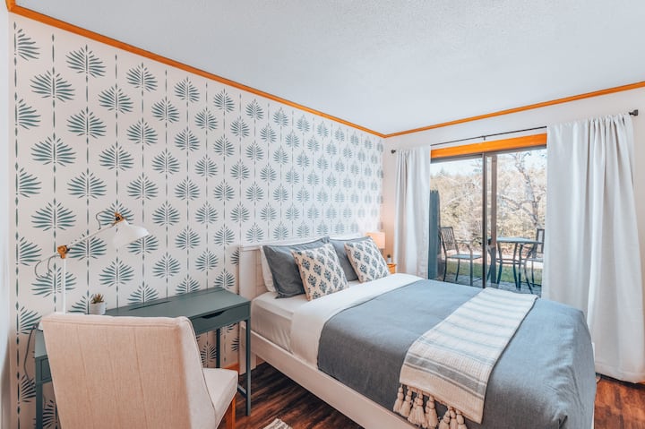 พักผ่อนสบายๆบนเตียงเต็มรูปแบบที่สะดวกสบายของเรา