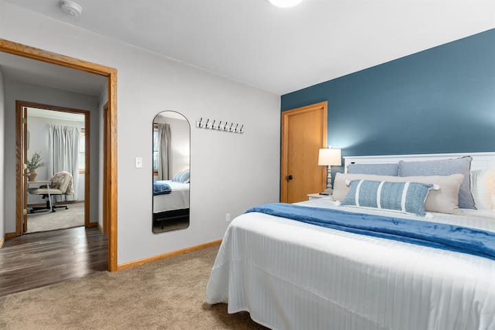 בחדר השינה השני יש מיטה נוחה בגודל קווין סייז, יחד עם מנורות ליד המיטה הכוללות יציאות טעינה USB שימושיות לנוחיותכם.