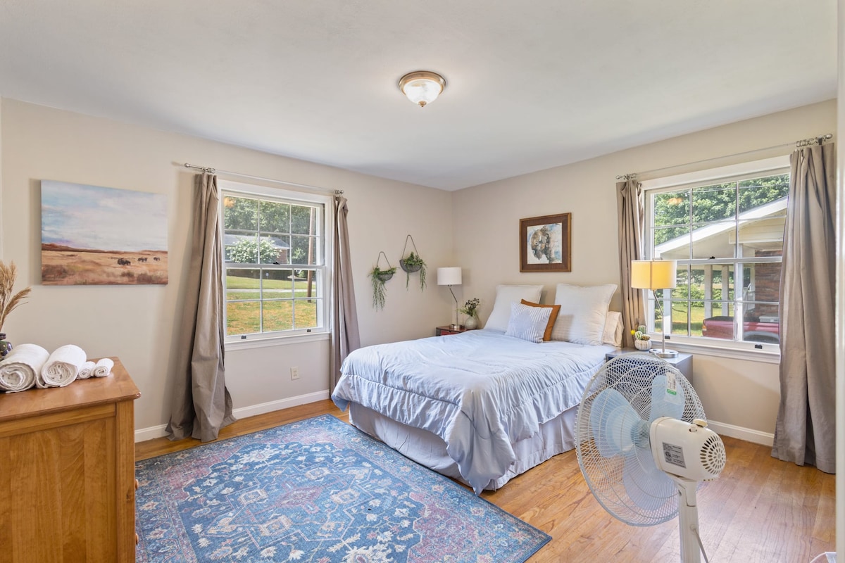 Strakke lijnen, modern design en een gezellig queensize bed wachten op je.