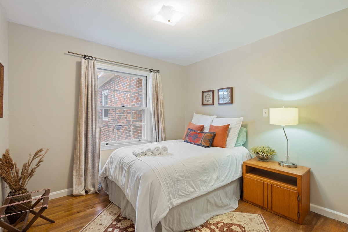 Ontspan in deze comfortabele kamer met een pluche queensize bed.