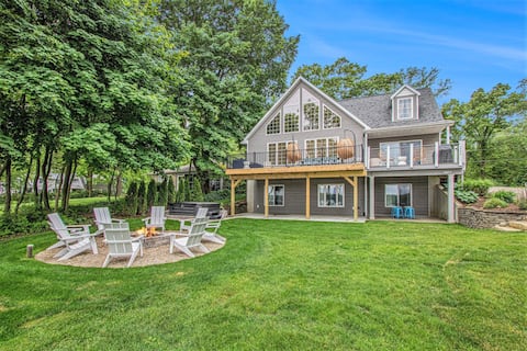 Lake front 7 bdr w/ Game Room Hot tub Sauna Gym