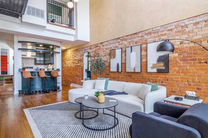 SOHO Warehouse Style Loft in Annex/Bloor St gallery image 3